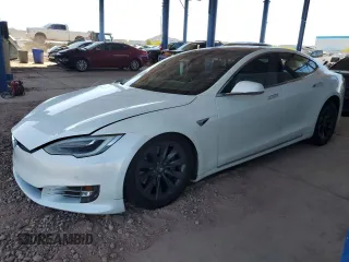2019 Tesla Model S 75D z VIN 5YJSA1E20KF307100, wystawiony jako Copart lot #54073805 z przebiegiem 93 644 mil mil oraz Szkoda całkowita • Salvage title. Historia ofert i sprzedaży dostępna na DreamBid. Obrazek 1.