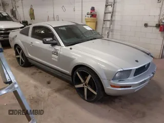 2007 Ford Mustang Deluxe with VIN 1ZVFT80N275299092, listed as a IAAI auction lot 41843625 with 176,599 mi miles. Bid and sale history available at carsss.com. Image 1.