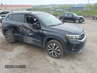 2023 Volkswagen Taos SE z VIN 3VVNX7B22PM330188, wystawiony jako IAAI lot #42219485 z przebiegiem 26 166 mil mil oraz . Historia ofert i sprzedaży dostępna na DreamBid. Obrazek 1.