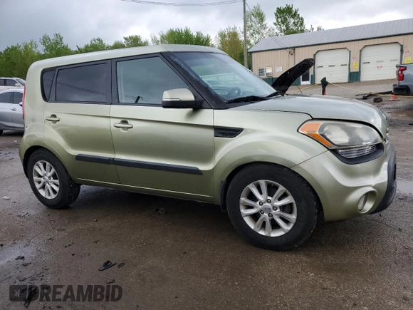 2013 Kia Soul + z VIN KNDJT2A61D7522949, wystawiony jako Copart lot #55246905 z przebiegiem 134 994 mil mil oraz Szkoda całkowita • Salvage title. Historia ofert i sprzedaży dostępna na DreamBid. Obrazek 4.