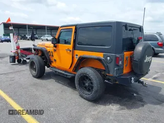 2013 Jeep Wrangler Sport z VIN 1C4AJWAG2DL538526, wystawiony jako IAAI lot #42378501 z przebiegiem 81 709 mil mil oraz . Historia ofert i sprzedaży dostępna na DreamBid. Obrazek 3.