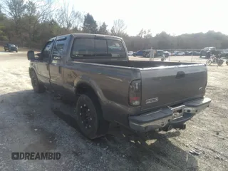 2005 Ford F-250 XL z VIN 1FTSW21565EA07042, wystawiony jako IAAI lot #41591458 z przebiegiem 254 824 mil mil oraz . Historia ofert i sprzedaży dostępna na DreamBid. Obrazek 3.