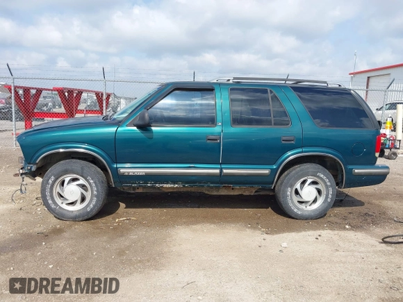 1998 Chevrolet Blazer LS z VIN 1GNDT13W7W2219654, wystawiony jako IAAI lot #42275733 z przebiegiem 150 384 mil mil oraz . Historia ofert i sprzedaży dostępna na DreamBid. Obrazek 15.