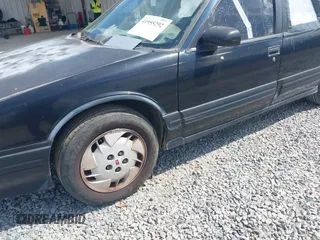 1996 Oldsmobile Cutlass Supreme S z VIN 1G3WH52M2TF363353, wystawiony jako IAAI lot #41955292 z przebiegiem 143 347 mil mil oraz . Historia ofert i sprzedaży dostępna na DreamBid. Obrazek 12.
