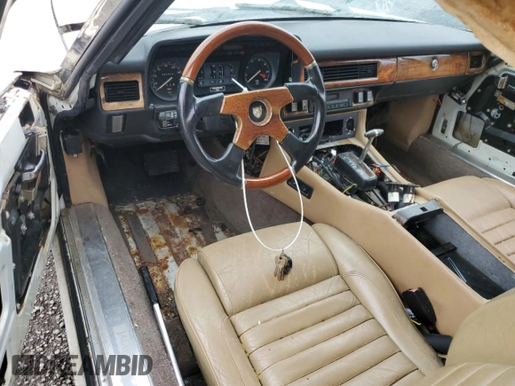 1989 Jaguar XJS z VIN SAJNA5840KC150684, wystawiony jako Copart lot #48081805 z przebiegiem 93 444 mil mil oraz Czysty tytuł • Clean title. Historia ofert i sprzedaży dostępna na DreamBid. Obrazek 8.