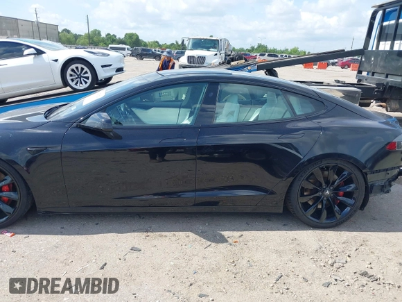 2017 Tesla Model S 100D z VIN 5YJSA1E45HF198921, wystawiony jako IAAI lot #42378026 z przebiegiem 104 967 mil mil oraz . Historia ofert i sprzedaży dostępna na DreamBid. Obrazek 13.