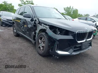 2023 BMW X1 xDrive28i с VIN WBX73EF0XP5Y24534, выставлен на аукционе IAAI как лот 42519503 с пробегом 9 410 миль миль и . История ставок и продаж доступна на DreamBid. Изображение 1.