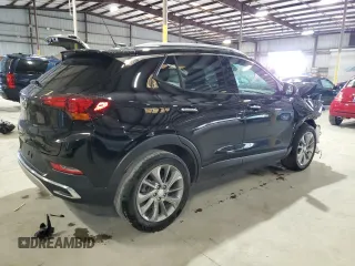 2023 Buick Encore GX Essence z VIN KL4MMFSL7PB106941, wystawiony jako Copart lot #61770545 z przebiegiem 36 593 mil mil oraz Nie do naprawy • Non repairable. Historia ofert i sprzedaży dostępna na DreamBid. Obrazek 3.
