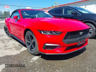 2024 Ford Mustang EcoBoost z VIN 1FAGP8UH9R5129238, wystawiony jako IAAI lot #42650576 z przebiegiem 26 890 mil mil oraz . Historia ofert i sprzedaży dostępna na DreamBid. Obrazek 1.