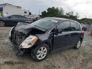 2008 Nissan Versa S z VIN 3N1BC13E58L447065, wystawiony jako Copart lot #52380355 z przebiegiem 151 681 mil mil oraz Szkoda całkowita • Salvage title. Historia ofert i sprzedaży dostępna na DreamBid. Obrazek 1.