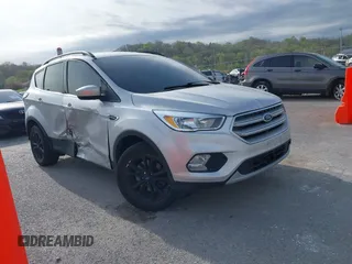 2018 Ford Escape SE z VIN 1FMCU9GD6JUC91365, wystawiony jako IAAI lot #39152113 z przebiegiem 129 283 mil mil oraz . Historia ofert i sprzedaży dostępna na DreamBid. Obrazek 1.