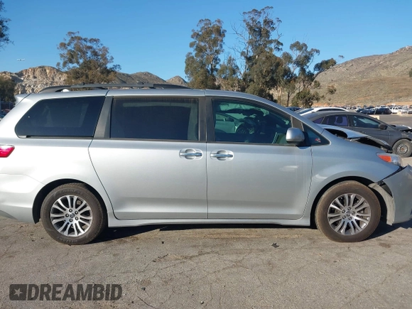 2020 Toyota Sienna XLE Auto Access Seat with VIN 5TDYZ3DC0LS049229, listed as a IAAI auction lot 41635807 with 102,674 mi miles. Bid and sale history available at carsss.com. Image 13.