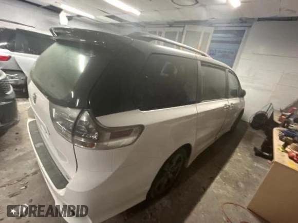 2018 Toyota Sienna SE with VIN 5TDXZ3DC1JS918378, listed as a Copart auction lot 62154135 with 110,087 mi miles and Salvage title. Bid and sale history available at DreamBid. Image 4.