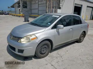 2009 Nissan Versa S z VIN 3N1BC11E39L376873, wystawiony jako Copart lot #60299465 z przebiegiem 134 769 mil mil oraz Szkoda całkowita • Salvage title. Historia ofert i sprzedaży dostępna na DreamBid. Obrazek 1.