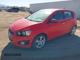 2015 Chevrolet Sonic LTZ z VIN 1G1JE6SB5F4208568, wystawiony jako IAAI lot #41765909 z przebiegiem Nie podano mil oraz . Historia ofert i sprzedaży dostępna na DreamBid. Obrazek 2.