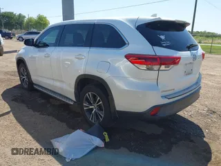2018 Toyota Highlander LE z VIN 5TDZZRFH9JS288436, wystawiony jako IAAI lot #41990854 z przebiegiem 151 651 mil mil oraz . Historia ofert i sprzedaży dostępna na DreamBid. Obrazek 3.