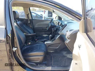 2012 Chevrolet Sonic LTZ z VIN 1G1JE5SH0C4154929, wystawiony jako IAAI lot #42191912 z przebiegiem 154 807 mil mil oraz . Historia ofert i sprzedaży dostępna na DreamBid. Obrazek 5.