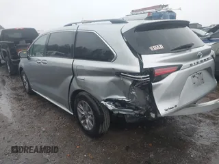 2021 Toyota Sienna XLE with VIN 5TDYRKEC2MS053745, listed as a IAAI auction lot 41171409 with 115,514 mi miles. Bid and sale history available at carsss.com. Image 3.