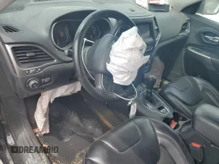 2019 Jeep Cherokee Latitude Plus z VIN 1C4PJMLBXKD409716, wystawiony jako Copart lot #56367955 z przebiegiem 53 831 mil mil oraz Szkoda całkowita • Salvage title. Historia ofert i sprzedaży dostępna na DreamBid. Obrazek 8.
