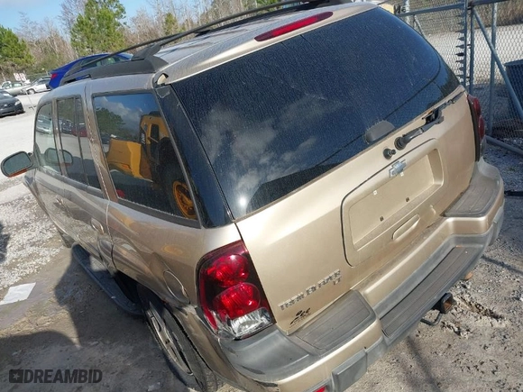 2005 Chevrolet TrailBlazer LS with VIN 1GNDS13S852370517, listed as a IAAI auction lot 41532145 with 464,559 mi miles. Bid and sale history available at carsss.com. Image 3.