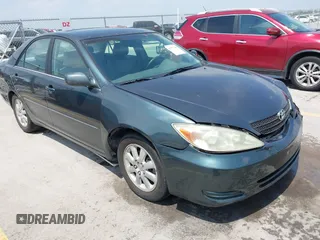 2002 Toyota Camry LE z VIN 4T1BE30KX2U591037, wystawiony jako IAAI lot #42077641 z przebiegiem 86 569 mil mil oraz . Historia ofert i sprzedaży dostępna na DreamBid. Obrazek 1.