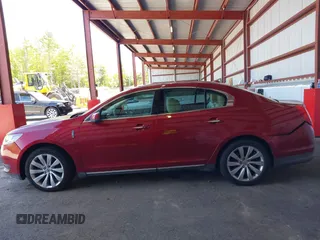 2014 Lincoln MKS z VIN 1LNHL9DK0EG606497, wystawiony jako IAAI lot #42279603 z przebiegiem 129 972 mil mil oraz . Historia ofert i sprzedaży dostępna na DreamBid. Obrazek 14.