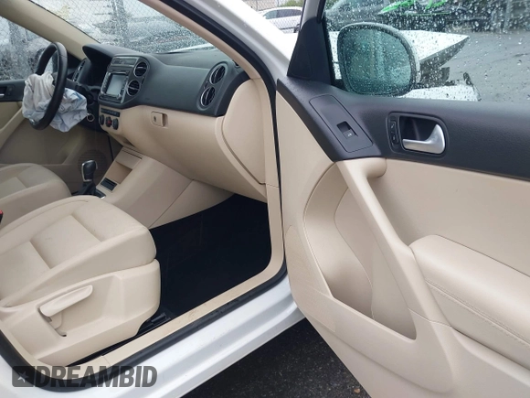 2015 Volkswagen Tiguan SE z VIN WVGBV7AX5FW584833, wystawiony jako IAAI lot #41855476 z przebiegiem 123 299 mil mil oraz . Historia ofert i sprzedaży dostępna na DreamBid. Obrazek 5.