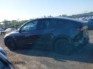 2024 Tesla Model Y z VIN 7SAYGDED8RF158878, wystawiony jako IAAI lot #42514586 z przebiegiem 18 594 mil mil oraz . Historia ofert i sprzedaży dostępna na DreamBid. Obrazek 14.