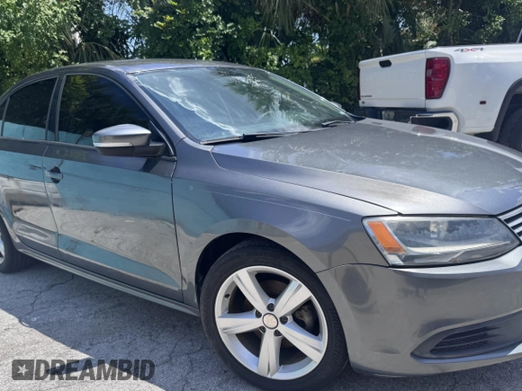 2014 Volkswagen Jetta SE z VIN 3VWD17AJ7EM249444, wystawiony jako IAAI lot #42607896 z przebiegiem 92 800 mil mil oraz . Historia ofert i sprzedaży dostępna na DreamBid. Obrazek 1.