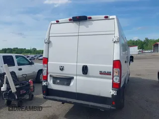 2022 Ram ProMaster Cargo z VIN 3C6MRVJG7NE120741, wystawiony jako IAAI lot #42205225 z przebiegiem 165 564 mil mil oraz . Historia ofert i sprzedaży dostępna na DreamBid. Obrazek 16.