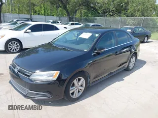2013 Volkswagen Jetta Hybrid SE z VIN 3VW637AJXDM226189, wystawiony jako IAAI lot #42503588 z przebiegiem 158 367 mil mil oraz . Historia ofert i sprzedaży dostępna na DreamBid. Obrazek 2.