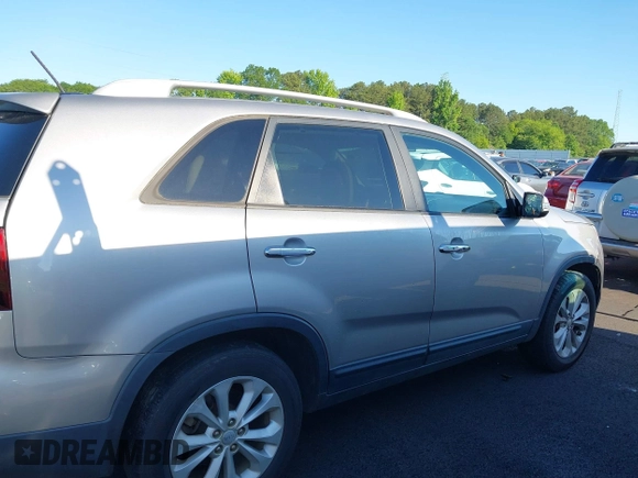 2015 Kia Sorento EX with VIN 5XYKU4A79FG628142, listed as a IAAI auction lot 42190773 with 153,707 mi miles. Bid and sale history available at carsss.com. Image 13.