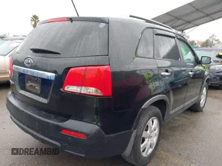 2013 Kia Sorento LX z VIN 5XYKT3A68DG388695, wystawiony jako IAAI lot #41809229 z przebiegiem 157 966 mil mil oraz . Historia ofert i sprzedaży dostępna na DreamBid. Obrazek 4.