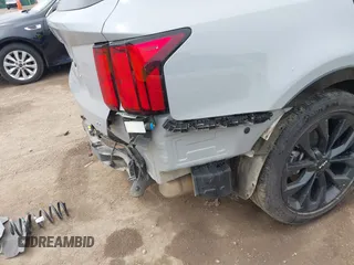 2023 Kia Sorento SX z VIN 5XYRKDLF0PG227203, wystawiony jako IAAI lot #42269412 z przebiegiem 22 641 mil mil oraz . Historia ofert i sprzedaży dostępna na DreamBid. Obrazek 19.