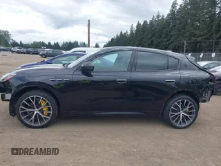 2023 Maserati Grecale Modena z VIN ZN682AVM0P7438449, wystawiony jako IAAI lot #42194029 z przebiegiem Nie podano mil oraz . Historia ofert i sprzedaży dostępna na DreamBid. Obrazek 15.