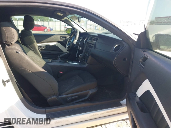2013 Ford Mustang V6 z VIN 1ZVBP8AM6D5275978, wystawiony jako IAAI lot #42624967 z przebiegiem 134 589 mil mil oraz . Historia ofert i sprzedaży dostępna na DreamBid. Obrazek 5.
