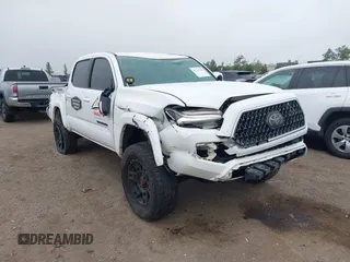2018 Toyota Tacoma SR5 z VIN 3TMAZ5CN3JM054602, wystawiony jako IAAI lot #42454756 z przebiegiem 123 009 mil mil oraz . Historia ofert i sprzedaży dostępna na DreamBid. Obrazek 1.