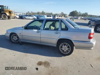 2000 Volvo S70 z VIN YV1LS56D0Y2652397, wystawiony jako Copart lot #77915954 z przebiegiem 178 061 mil mil oraz Szkody całkowita. Historia ofert i sprzedaży dostępna na DreamBid. Obrazek 2.