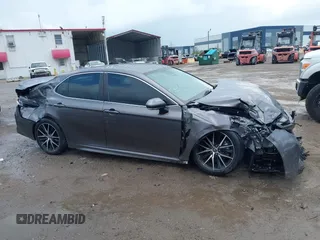 2023 Toyota Camry SE z VIN 4T1T11AK8PU802097, wystawiony jako IAAI lot #42389754 z przebiegiem 19 732 mil mil oraz . Historia ofert i sprzedaży dostępna na DreamBid. Obrazek 13.