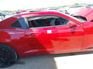 2015 Chevrolet Camaro SS z VIN 2G1FJ1EW0F9144441, wystawiony jako IAAI lot #42230511 z przebiegiem 26 615 mil mil oraz . Historia ofert i sprzedaży dostępna na DreamBid. Obrazek 12.