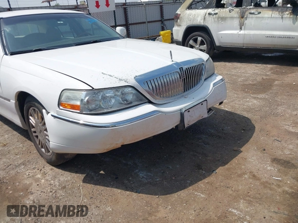 2009 Lincoln Town Car Signature Limited z VIN 2LNHM82V89X631457, wystawiony jako IAAI lot #42304251 z przebiegiem 116 211 mil mil oraz . Historia ofert i sprzedaży dostępna na DreamBid. Obrazek 6.