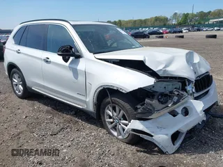 2015 BMW X5 xDrive35i z VIN 5UXKR0C5XF0K57213, wystawiony jako IAAI lot #42128444 z przebiegiem 131 007 mil mil oraz . Historia ofert i sprzedaży dostępna na DreamBid. Obrazek 1.