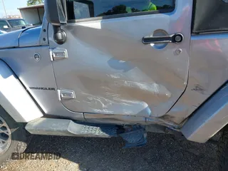 2016 Jeep Wrangler Sahara z VIN 1C4AJWBGXGL120329, wystawiony jako IAAI lot #40239916 z przebiegiem 96 731 mil mil oraz . Historia ofert i sprzedaży dostępna na DreamBid. Obrazek 6.