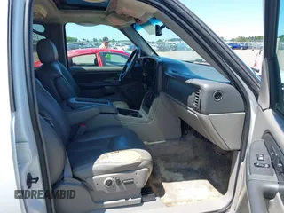 2003 Chevrolet Suburban LT z VIN 3GNFK16Z33G308805, wystawiony jako IAAI lot #42612393 z przebiegiem 205 213 mil mil oraz . Historia ofert i sprzedaży dostępna na DreamBid. Obrazek 5.