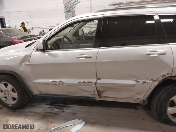 2011 Jeep Grand Cherokee Laredo with VIN 1J4RR4GG5BC690251, listed as a IAAI auction lot 41824839 with 261,010 mi miles. Bid and sale history available at carsss.com. Image 14.