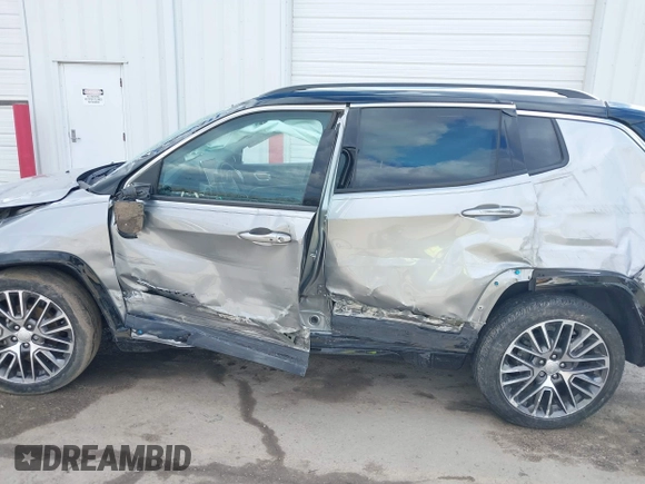 2022 Jeep Compass Limited z VIN 3C4NJDCB8NT115480, wystawiony jako IAAI lot #41677377 z przebiegiem 66 451 mil mil oraz . Historia ofert i sprzedaży dostępna na DreamBid. Obrazek 6.