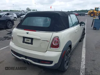 2011 MINI Convertible S с VIN WMWZP3C57BTX82937, выставлен на аукционе IAAI как лот 42389373 с пробегом 60 651 миль миль и . История ставок и продаж доступна на DreamBid. Изображение 4.