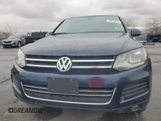 2014 Volkswagen Touareg Sport with VIN WVGEF9BP8ED009107, listed as a Copart auction lot 49070895 with 119,652 mi miles and Clean Title. Bid and sale history available at DreamBid. Image 5.