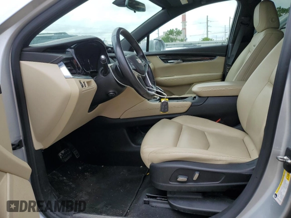 2018 Cadillac XT5 FWD z VIN 1GYKNARS0JZ110512, wystawiony jako Copart lot #64165275 z przebiegiem 98 504 mil mil oraz Czysty tytuł • Clean title. Historia ofert i sprzedaży dostępna na DreamBid. Obrazek 7.