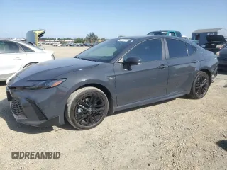 2025 Toyota Camry LE z VIN 4T1DBADK2SU523525, wystawiony jako Copart lot #55138715 z przebiegiem 3 270 mil mil oraz Szkoda całkowita • Salvage title. Historia ofert i sprzedaży dostępna na DreamBid. Obrazek 1.